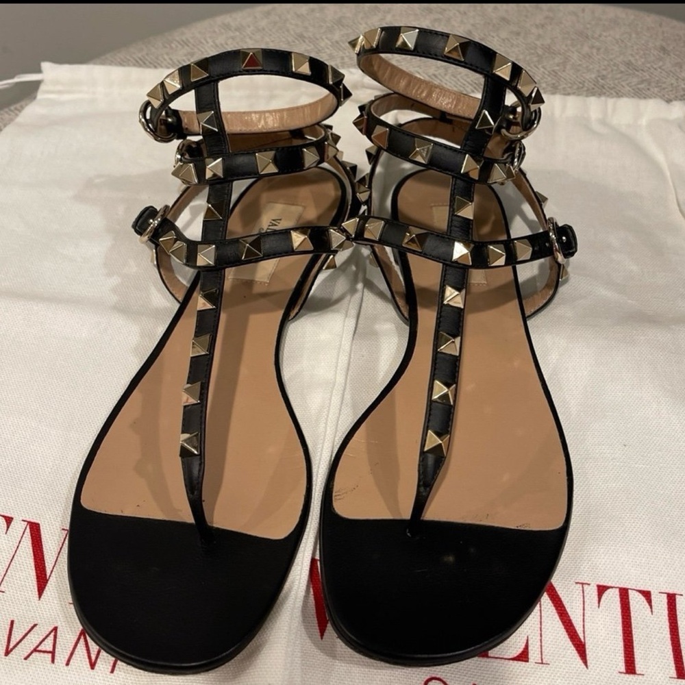 Valentino Rockstud Caged Leather Ankle Strap Thong
Sandal size 37, Black - Picture 3 of 12